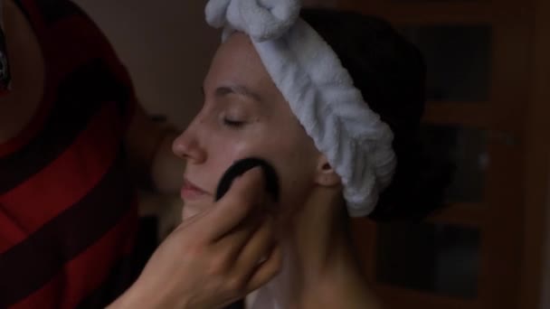 Sidovy Gröda Ansiktslös Makeup Artist Med Gips Fingret Tillämpa Fuktgivande — Stockvideo