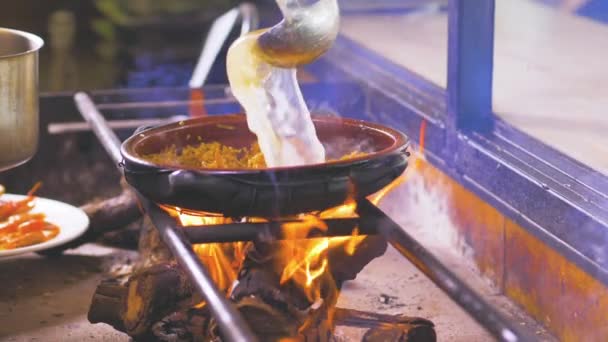 Cozinheiro Sem Rosto Câmera Lenta Derramando Caldo Concha Metal Panela — Vídeo de Stock