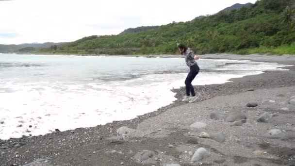 Femme Gaie Avec Smartphone Prenant Des Photos Rivage Rocheux Près — Video