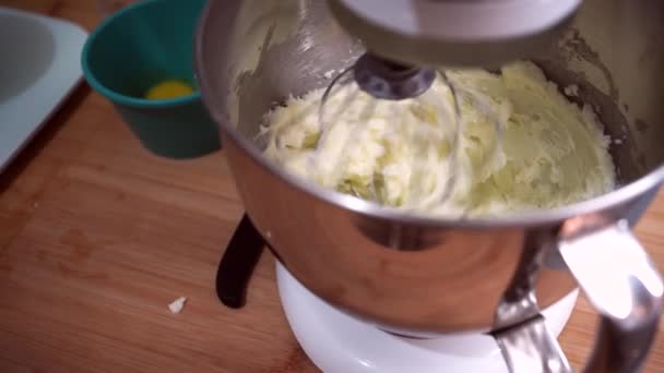 Stå Rostfritt Stål Mixer Skål Morrande Smörkräm Träbänk — Stockvideo