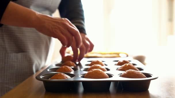 Boční Pohled Anonymní Kuchař Lahodným Muffinem Papírové Krabici Podnosu Umístěného — Stock video