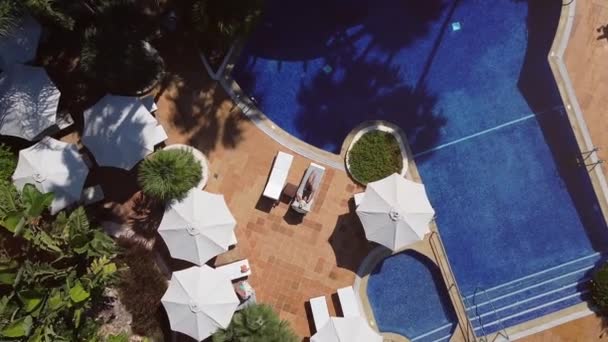 Desde Arriba Zoom Vista Dron Mujer Anónima Traje Baño Sombrero — Vídeos de Stock