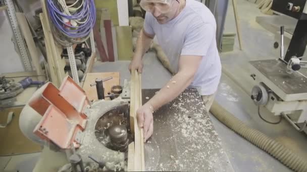 Geschoolde Houtbewerker Met Behulp Van Freesmachine Tijdens Het Werken Met — Stockvideo