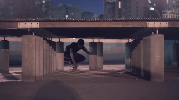 Hipster Hombre Patinaje Ciudad — Vídeos de Stock