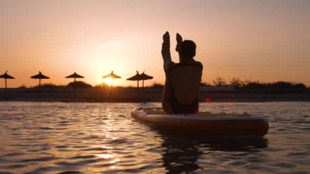 Mujer Surfista Practicando Yoga Sobre Tabla Surf Mar Atardecer — Vídeos de Stock