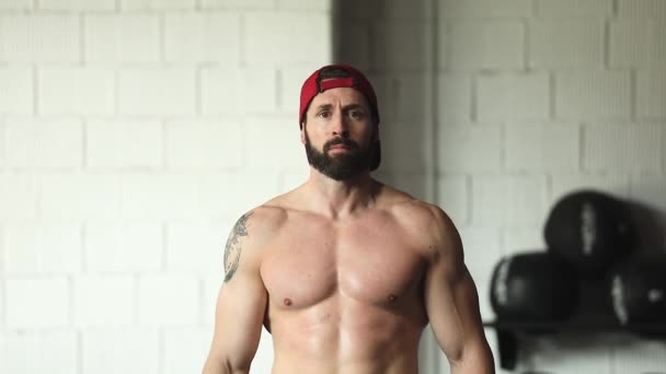 Schwergewichtiger Athletischer Mann Mit Muskulösem Nacktem Oberkörper Der Der Turnhalle — Stockvideo