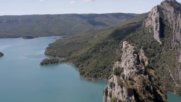 Breathtaking Aerial View Calm Blue Lake Surrounded Green Rocky Cliffs — Stockvideo