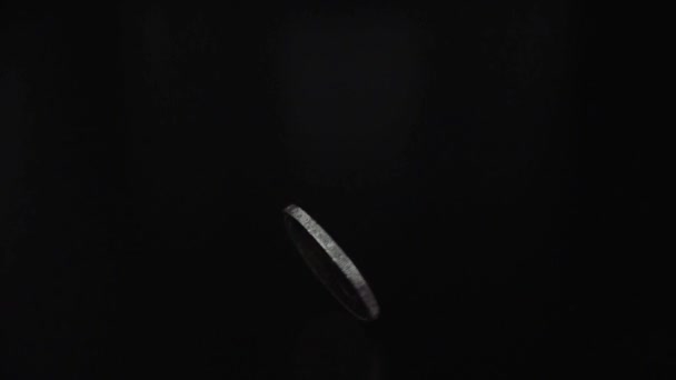Closeup Kovové Mince Rotující Žebru Zpomaleném Pohybu Tmavé Místnosti Černém — Stock video