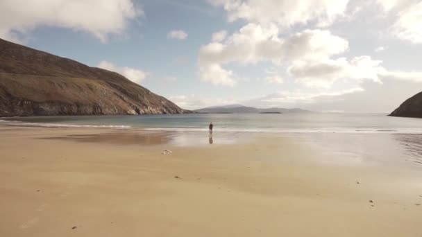 Hombre Disfrutando Naturaleza Irlanda — Vídeos de Stock