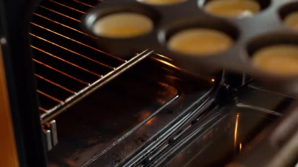 Crop Felismerhetetlen Háziasszony Üzembe Muffin Tálca Tészta Papírdobozban Sütőben Főzés — Stock videók