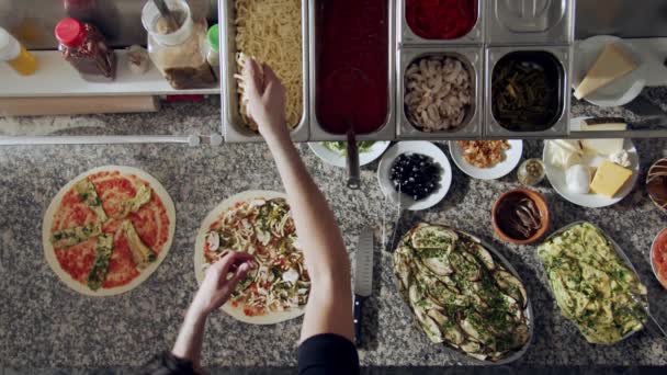 Ovanifrån Processen Att Förbereda Pizza Med Olika Grönsaker Marmor Disk — Stockvideo