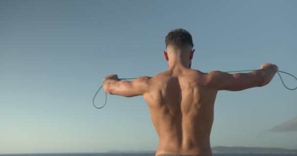 Bakifrån Muskulös Manlig Kroppsbyggare Med Naken Överkropp Står Stranden Och — Stockvideo