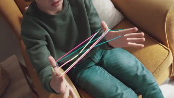 Van Boven Van Gerichte Jongen Spelen Creatieve Katten Wieg Spel — Stockvideo