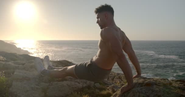 Visão Lateral Treinamento Atleta Masculino Sem Camisa Focado Praia Fazendo — Vídeo de Stock