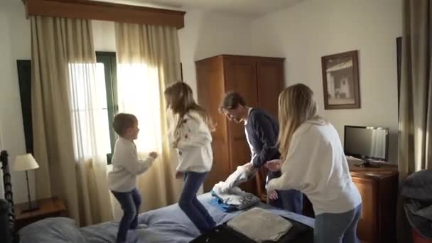 Vrolijke Kleine Broertjes Zusjes Soortgelijke Kleren Springen Thuis Bed Terwijl — Stockvideo