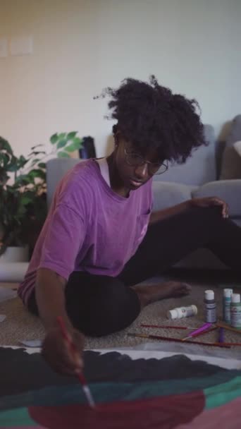 Jovem Mulher Afro Americana Bonita Com Cabelo Afro Artista Amador — Vídeo de Stock