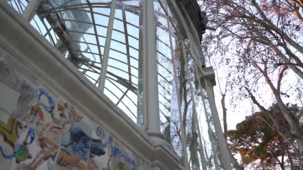 Геометрический Старинный Замок Стеклянными Окнами Деревьями Дворец Кристи Парк Ретиро — стоковое видео