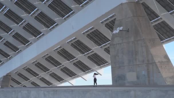 현대의 콘크리트 건물에서 춤추고 발레리나 아래에서 — 비디오