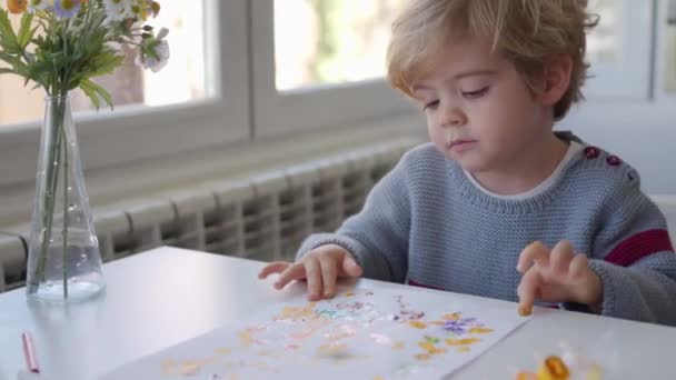 Χαριτωμένο Μικρό Αγόρι Γκρι Πουλόβερ Κολλήσει Δάχτυλο Μπογιά Ενώ Κάθεται — Αρχείο Βίντεο