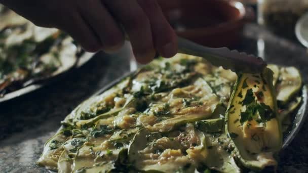 Καλλιεργείται Αρσενικό Μάγειρας Προετοιμασία Πίτσα Διάφορα Λαχανικά Μαρμάρινο Πάγκο Συστατικά — Αρχείο Βίντεο