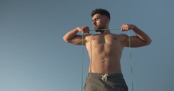 Μυώδης Αρσενικός Bodybuilder Γυμνό Κορμό Στέκεται Στην Παραλία Και Κάνει — Αρχείο Βίντεο