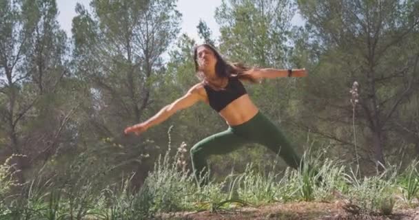 Desde Abajo Joven Forma Femenina Haciendo Ejercicios Yoga Medio Del — Vídeos de Stock