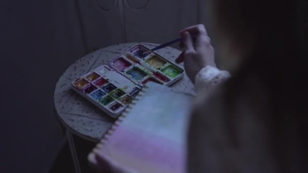 Мирная Женщина Рисует Дневнике Сидя Стуле — стоковое видео