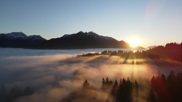 Drone Vista Los Rayos Sol Brillantes Sobre Densas Nubes Laderas — Vídeo de stock