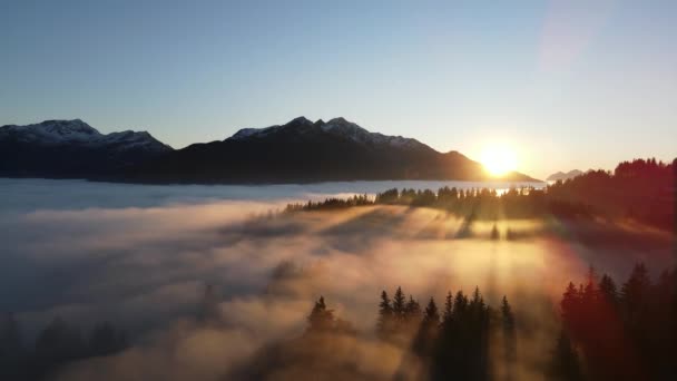 Drone Vista Los Rayos Sol Brillantes Sobre Densas Nubes Laderas — Vídeos de Stock