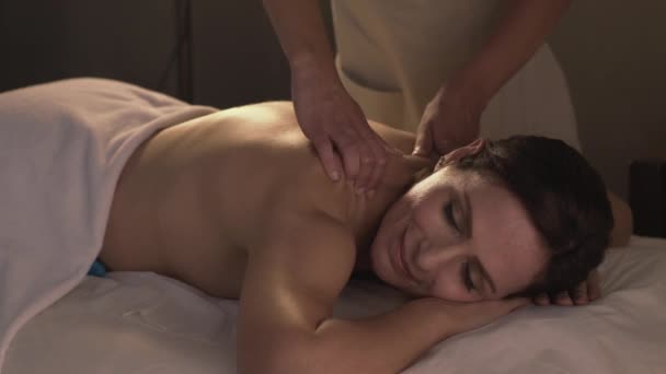 Donna Adulta Che Gode Massaggio Nel Salone Spa — Video Stock