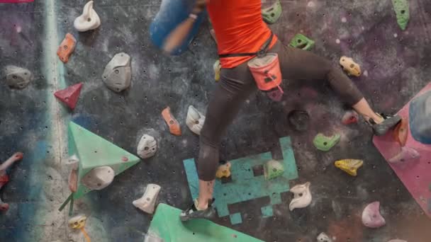 Visão Traseira Mulher Forte Sportswear Escalada Pegboard Madeira Praticando Resistência — Vídeo de Stock