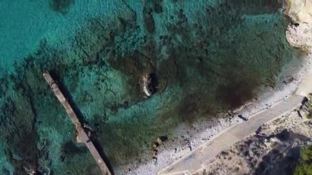 Luftaufnahme Von Kristallklarem Türkisfarbenem Wasser Spült Felsige Küste Der Insel — Stockvideo