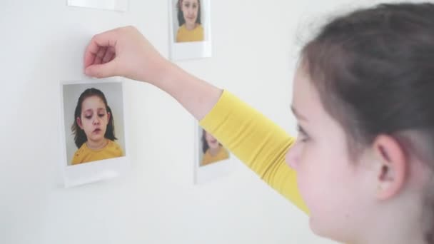 Niña Pegando Fotos Pared Habitación — Vídeos de Stock