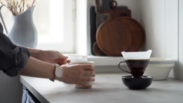 Zijaanzicht Van Gewas Anonieme Vrouw Gieten Verse Hete Gebrouwen Koffie — Stockvideo