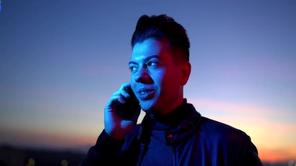 Allegro Uomo Moderno Giacca Nera Parlare Smartphone Mentre Piedi Luce — Video Stock