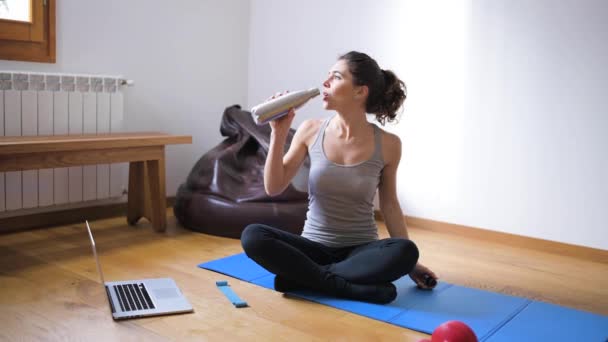 Felnőtt Fitt Női Sportoló Sport Ruhák Ivóvíz Üvegből Miközben Fitnesz — Stock videók