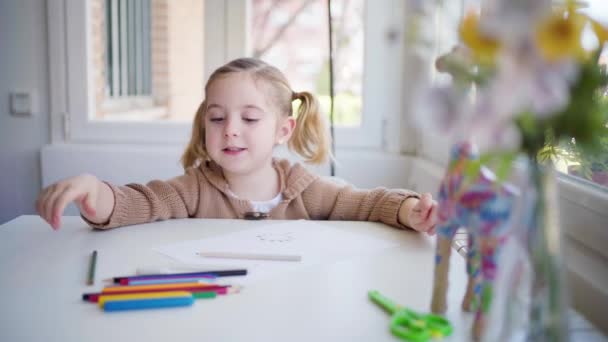 Criança Bonito Desenho Roupa Casual Enquanto Sentado Mesa Jardim Infância — Vídeo de Stock