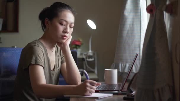 Günlük Kıyafetlerini Giymiş Laptopla Masaya Oturmuş Stratejisi Üzerinde Çalışırken Defterine — Stok video