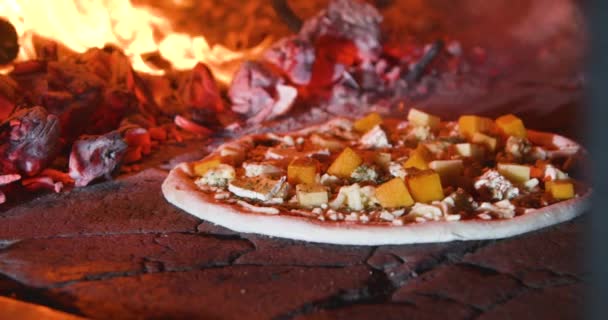 Nahaufnahme Zeitlupe Von Rohen Appetitlich Traditionelle Italienische Pizza Brennholzofen Mit — Stockvideo