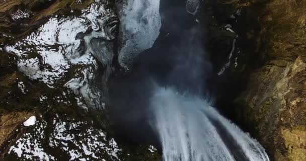 Cascade Puissante Dans Une Campagne Enneigée — Video