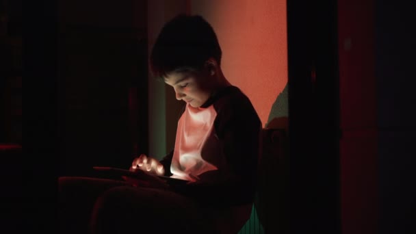 Kind Freizeitkleidung Spielt Spiele Auf Dem Tablet Und Unterhält Wochenende — Stockvideo