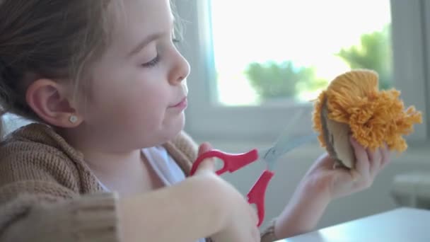 Bedårande Barn Avslappnade Kläder Som Håller Orange Mönster Ylletrådar Och — Stockvideo