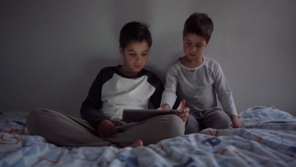 Lächelnde Brüder Schlafanzügen Sitzen Auf Einem Gemütlichen Bett Und Schauen — Stockvideo