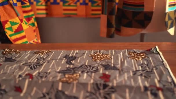 Afroamerikansk Skräddare Orange Jacka Skär Blå Textil Med Sax Medan — Stockvideo