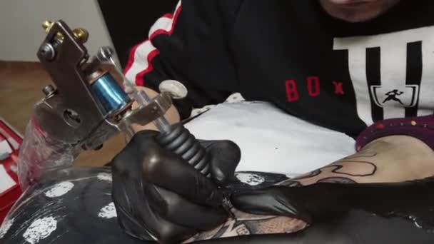 作物タトゥーマスターは 顧客の足の上に輪郭を行う — ストック動画