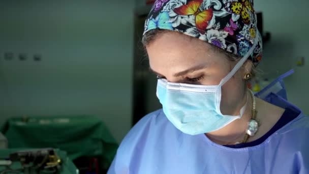 Женщина Хирург Работает Операционной — стоковое видео