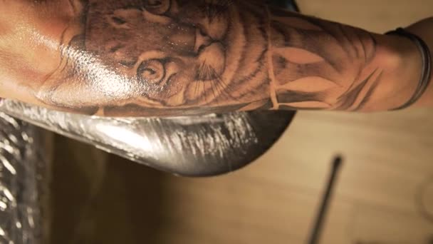 Incline Para Baixo Tiro Cliente Cultura Irreconhecível Com Tatuagem Gato — Vídeo de Stock