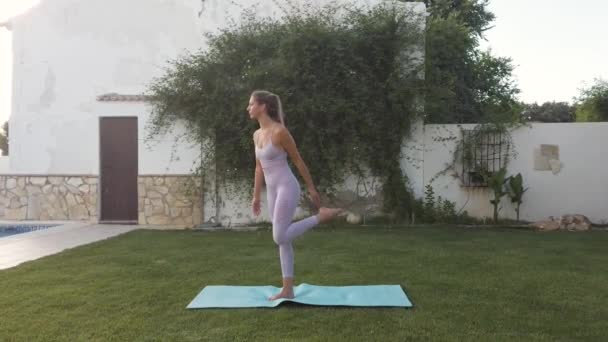 Natarajasana Yeşil Çimlerde Yoga Yaparken Spor Kıyafetli Zayıf Bir Kadının — Stok video