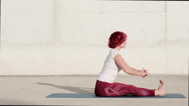 Anonieme Vrouw Stretching Lichaam Zittende Voorwaartse Buiging Positie — Stockvideo