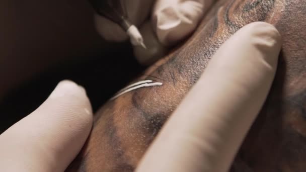 Close Tatuagem Sem Rosto Cultura Usando Máquina Fazer Tatuagem Com — Vídeo de Stock